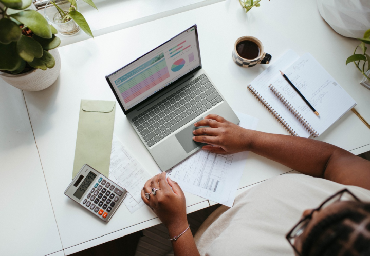 Mulher utilizando notebook